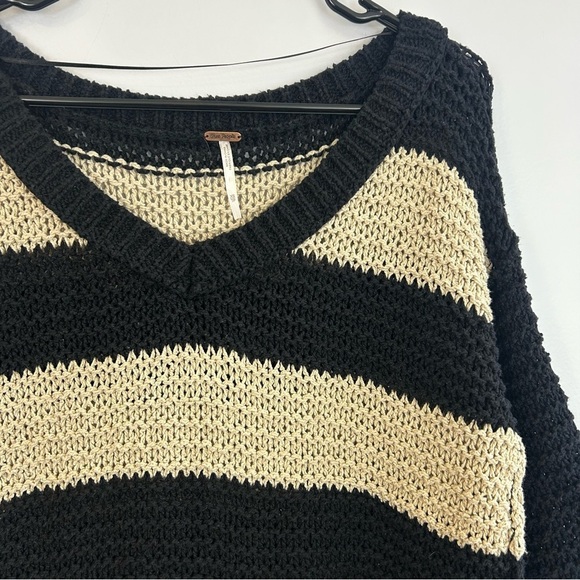 Free People Black & Cream Striped Chunky Pullover Knit V-neck Sweater Size XS - Picture 4 of 11